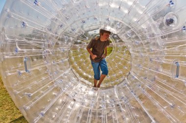 Çocuk Zorbing Ball 'da çok eğleniyor.