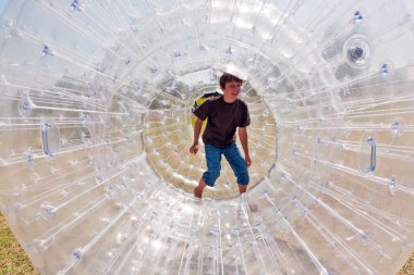 Çocuk Zorbing Ball 'da çok eğleniyor.