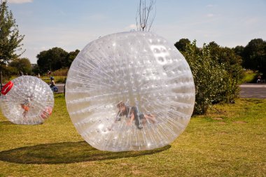 Çocuk Zorbing Ball 'da çok eğleniyor.