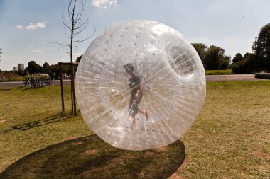 Çocuk Zorbing Ball 'da çok eğleniyor.