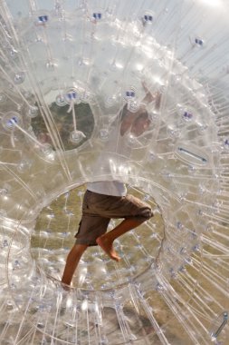 Çocuk Zorbing Ball 'da çok eğleniyor.