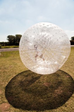 Çocuk Zorbing Ball 'da çok eğleniyor.