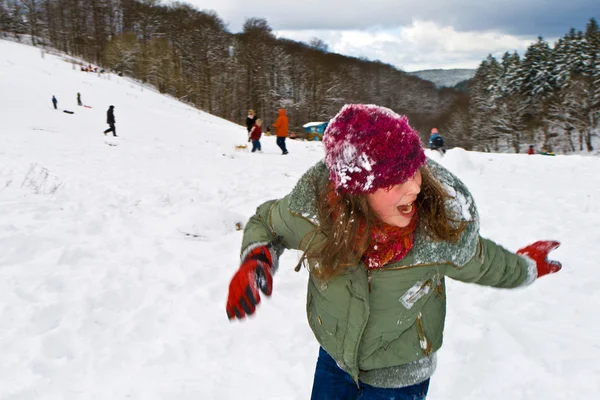 Děti mají koulovačka v bílé zasněžené oblasti — Stock fotografie