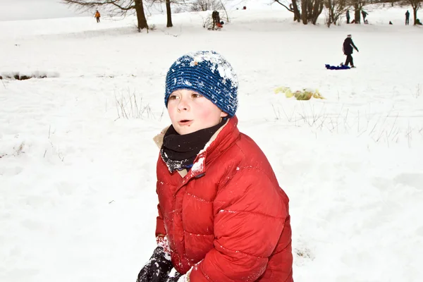 Bambini slittano giù per la collina nella neve, bianco inverno — Foto Stock
