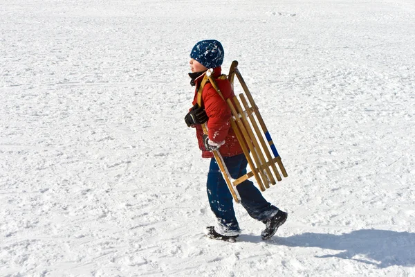 男孩携带他的雪橇 — 图库照片
