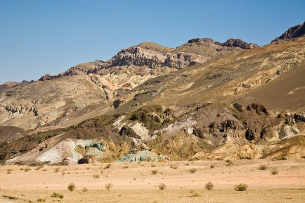 Renkli taşlar, tepeleri ile Ölüm vadisinde doğa manzaralı yol sanatçılar sürücü — Stok fotoğraf