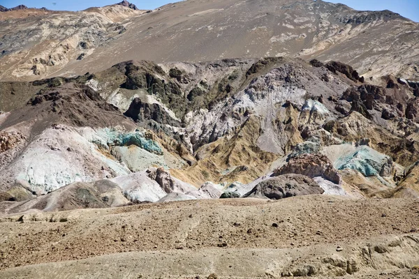 Kunstenaars van de schilderachtige weg rijden in death valley met kleurrijke stenen, heuvels met — Stockfoto