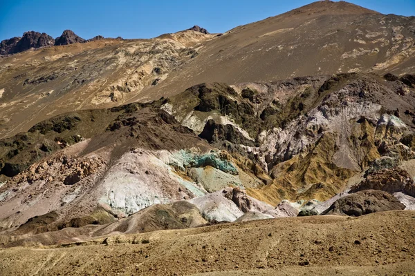 Malerische Straßenkünstler fahren im Death Valley mit bunten Steinen, Hügeln mit — Stockfoto