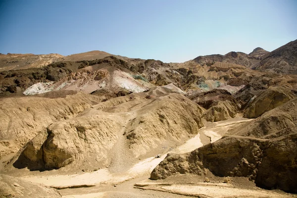 Γραφική οδό καλλιτεχνών οδηγεί στην κοιλάδα του θανάτου με πολύχρωμες πέτρες, λόφους με — Φωτογραφία Αρχείου