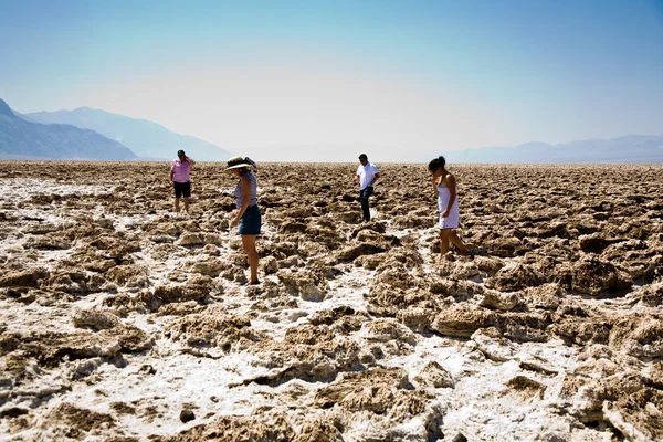 Gebied van zout platen in het midden van death valley, genaamd devil's golf — Stockfoto
