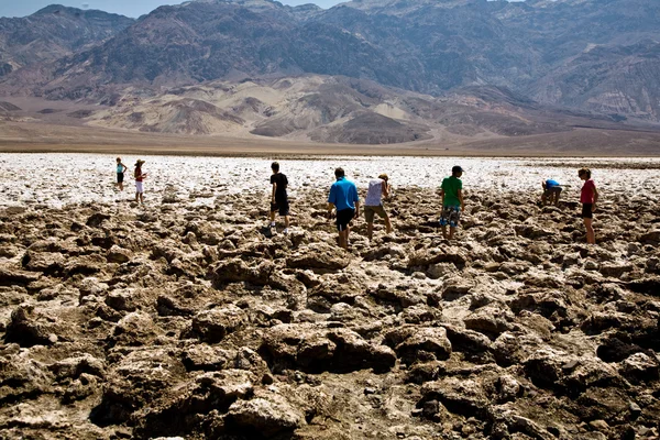 Tuz plakaların ortasında death Valley'de adlandırılan şeytanın golf alanı — Stok fotoğraf