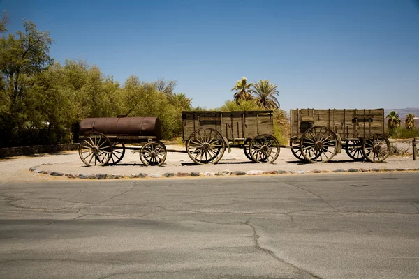 Ancien wagon et autocars à l'entrée du Ranch Furnance Creek dans la mi — Photo