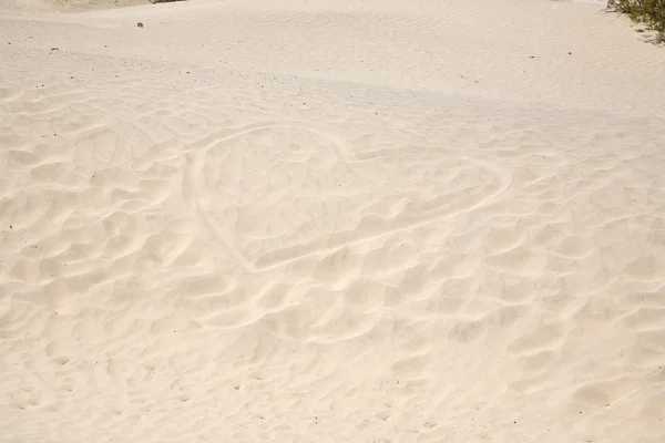 Cuore è dipinto nella sabbia a Mesquite Dunes a Stovepipe Wells Morte Val — Foto Stock