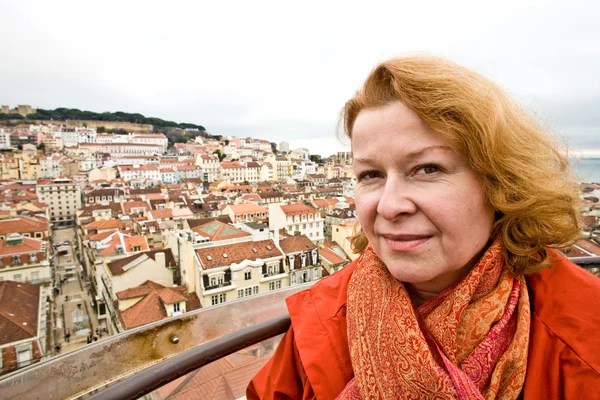 Frau schaut freundlich und glücklich an einem Aussichtspunkt in der Altstadt — Stockfoto