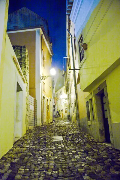 Lisbona di notte, strade e vecchie case del centro storico di Lisbona — Foto Stock