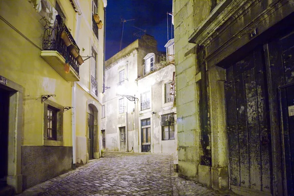 在夜、 街道和老房子的历史性季在里斯本里斯本 — 图库照片
