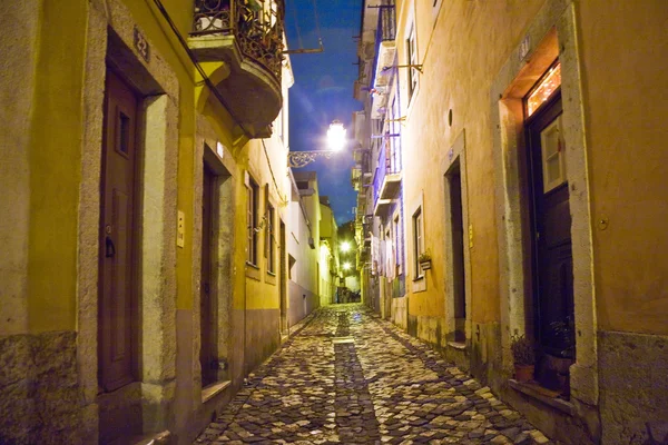 Lissabon bei Nacht, Straßen und alte Häuser der Altstadt von Lissabon — Stockfoto