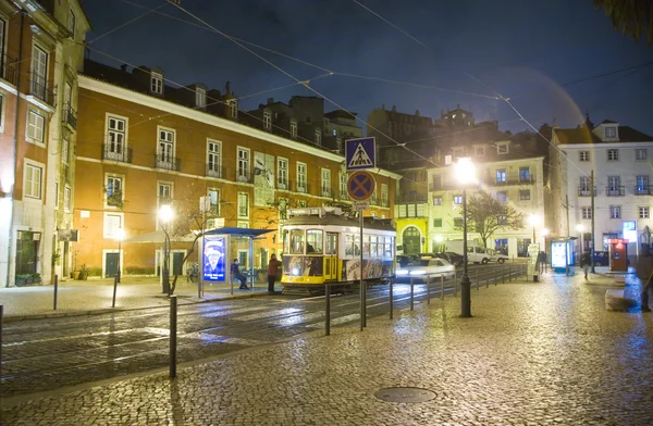 リスボンの夜、通りとリスボンの旧市街の古い家 — ストック写真