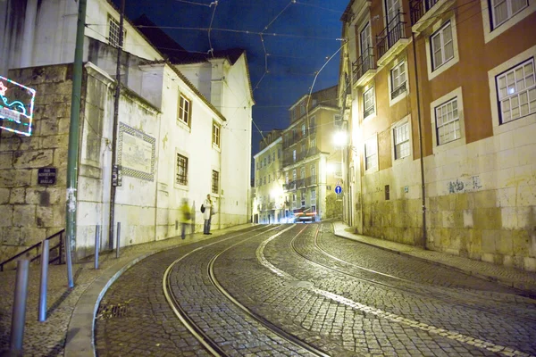 Лісабоні в ніч, вулиць та старими будинками старого в Лісабоні — стокове фото