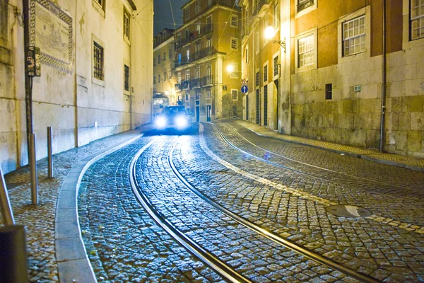 Lissabon på natten, gator och gamla hus av gamla stan i Lissabon — Stockfoto