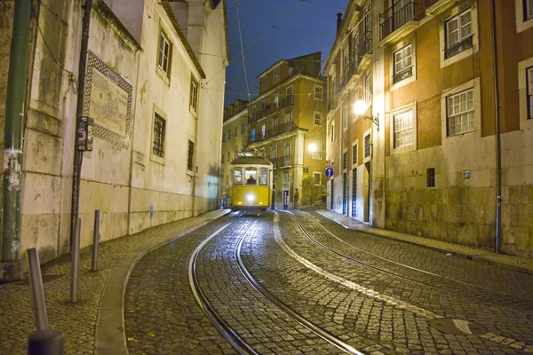 Lisbonne la nuit, les rues et les vieilles maisons du quartier historique de Lisbonne — Photo