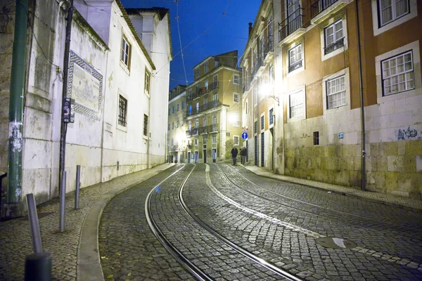 Lisabon v noci, ulice a starými domy starého města v Lisabonu — Stock fotografie