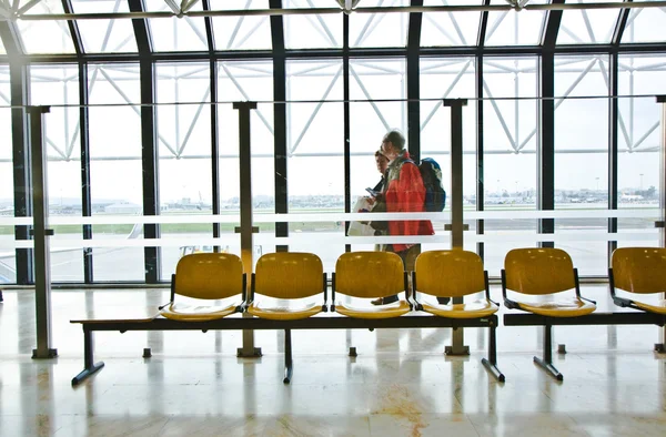 Hala czeka na lotnisku — Zdjęcie stockowe