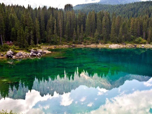 Lago esmeralda perfeitamente claro nas montanhas — Fotografia de Stock