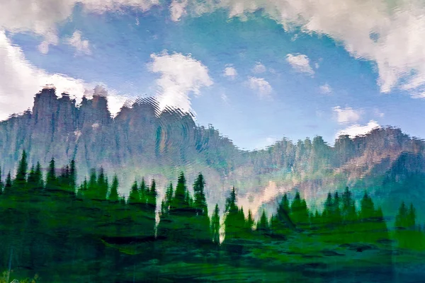 Lago esmeralda perfeitamente claro nas montanhas — Fotografia de Stock