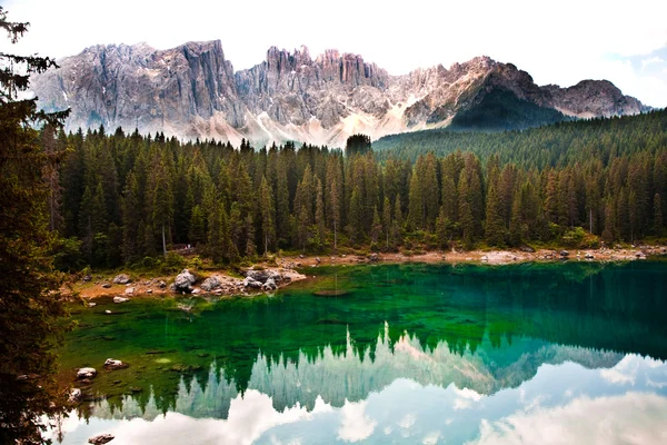 Lago de esmeralda perfectamente claro en las montañas — Foto de Stock