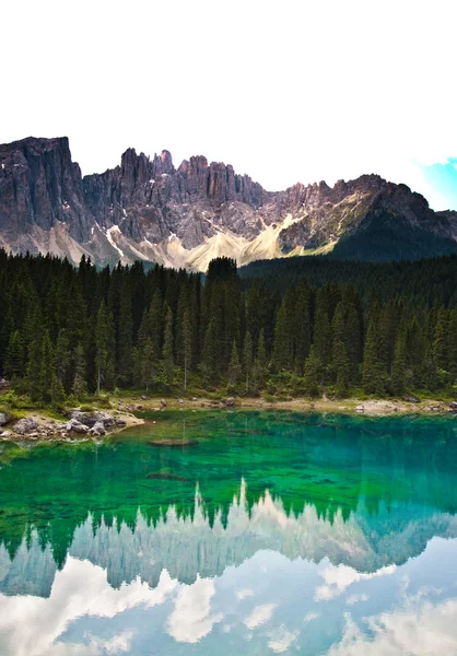 Idealnie jasny jezioro szmaragdowe w górach — Zdjęcie stockowe