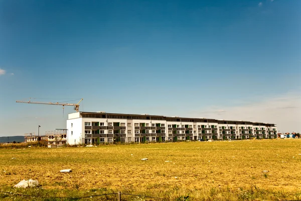 Nieuwe huisvesting gebied in prachtige landschap in de buurt van frankfurt in Heddernheim — Stockfoto