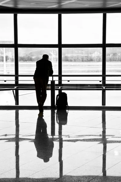 Человек, ожидающий вылета своего рейса — стоковое фото