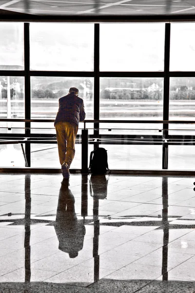 Uomo in attesa della partenza del volo — Foto Stock