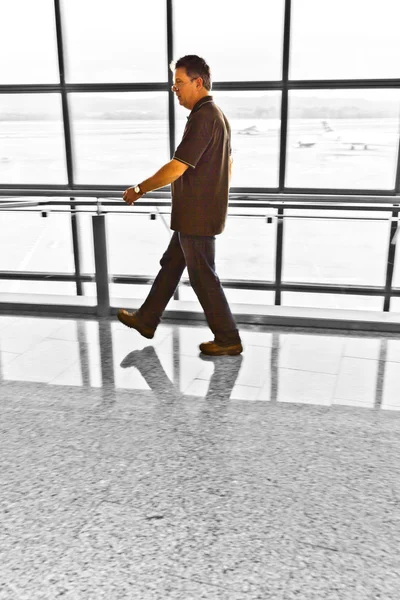 Man walking hala odlotów — Zdjęcie stockowe