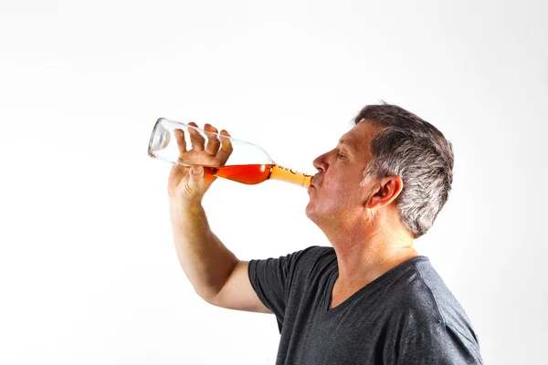 Человек пьет алкоголь — стоковое фото