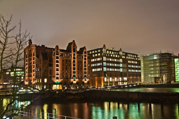 Шпайхерштадт ночью в Гамбурге — стоковое фото