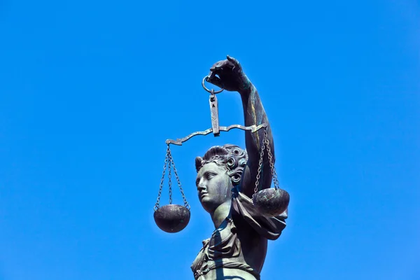 Frankfurt - romer önünde adalet heykeli germ — Stok fotoğraf
