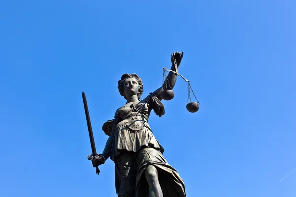 프랑크푸르트-romer 앞 레이디 법무부의 동상의 세균 — 스톡 사진