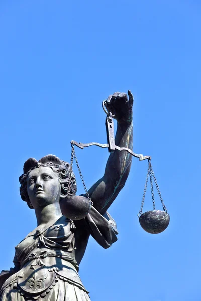 Statua della Signora della Giustizia davanti al Romero a Francoforte - Germe — Foto Stock