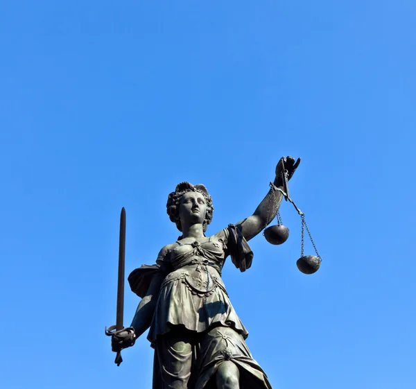 Socha spravedlnosti lady před romer ve Frankfurtu - klíček — Stock fotografie
