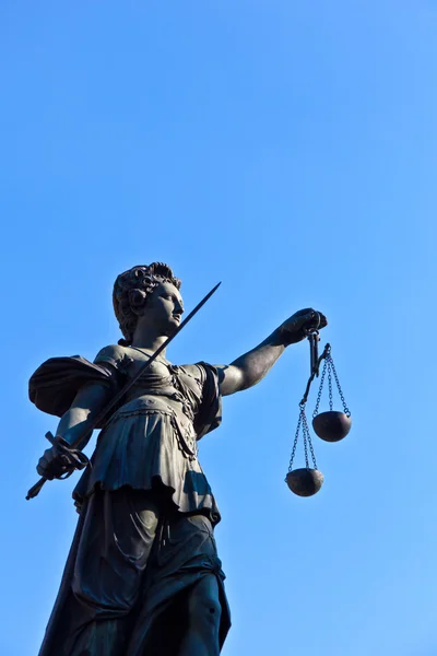 Estatua de Lady Justice frente al Romer en Frankfurt - Germen —  Fotos de Stock