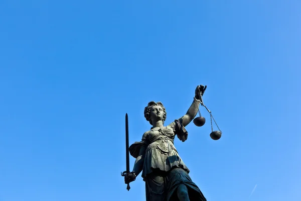 Staty av lady rättvisa framför romer i frankfurt - groddar — Stockfoto