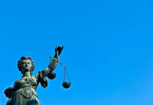 Άγαλμα της ΚΥΡΑ-δικαιοσύνη μπροστά από το romer στη Φρανκφούρτη - μικροβίων — Φωτογραφία Αρχείου
