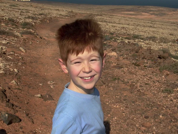 Bambino in un tour a piedi negli outback — Foto Stock