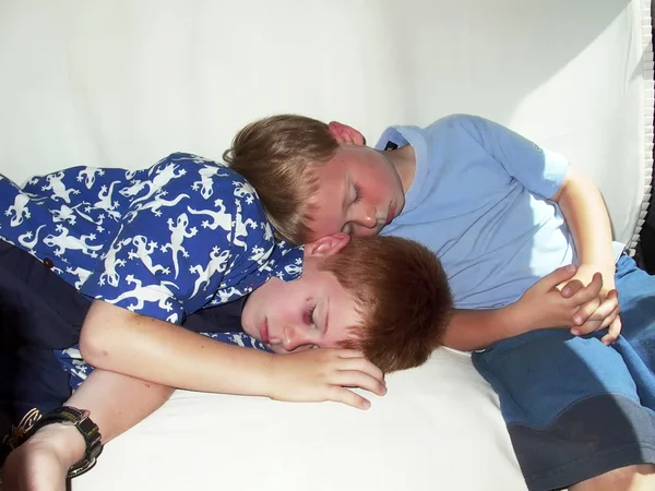 Çocuklar uykuya dalmak ve birbirlerine sarılma — Stok fotoğraf