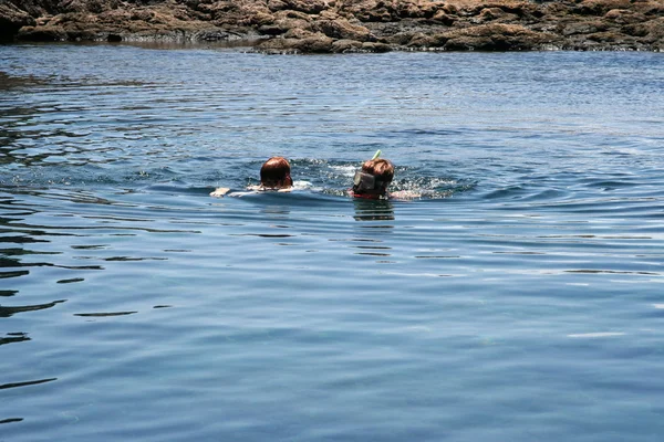 Snorkelen in een natuurlijke bekken in lanzarote — Stockfoto