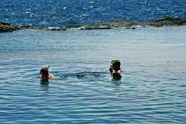Snorkeling in a natural basin in Lanzarote — Stock Photo, Image