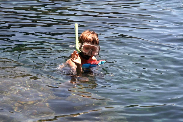 Jongen snorkelen in een natuurlijke bekken in lanzarote — Stockfoto