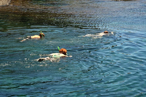 Snorkel en una cuenca natural de Lanzarote — Foto de Stock